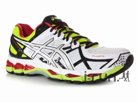 chaussure asics course pied
